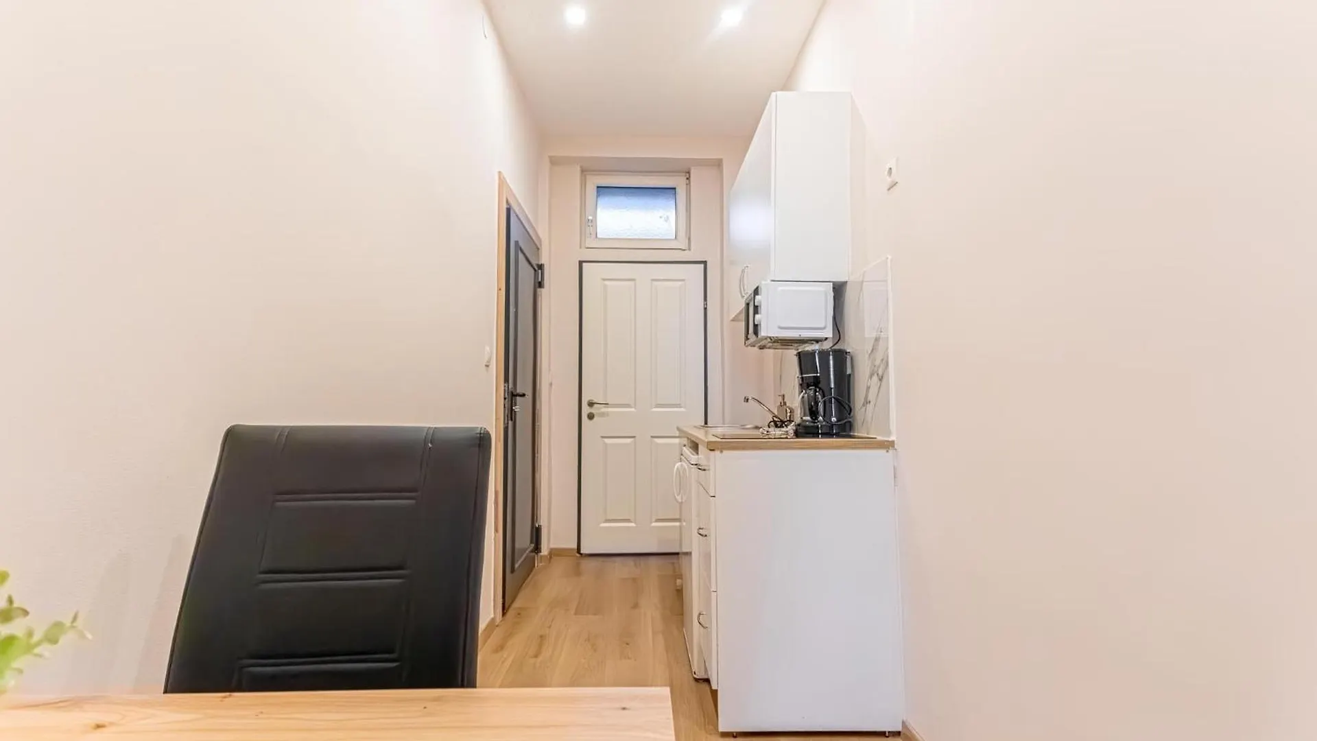 Tranquil 1Br Apartment Near The Heart Of Viena Austria